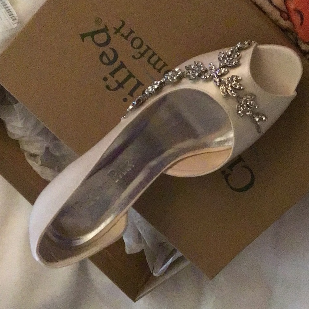 A size 7 to 7 1/2 still look brand new